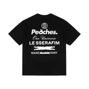 [정품] 르세라핌 x 피치스 스테이플 숏슬리브 티셔츠 블랙 LE SSERAFIM Peaches. Staple S T-Shirt 415969