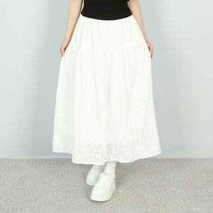파라노말샵 / 펀칭 자수 플라워 A라인 플레어 밴딩 롱 스커트 (파라