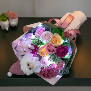 비누 장미 조화 꽃다발 LED 산타 43cm 2컬러 인테리어 꽃 선물 장식 기념일 졸업식 발표회 학예회 인형