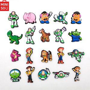 MINISO 20PCS 나막신에 대 한 버즈 라이트 이어 구두 매력 버블 슬라이드 PVC 장식 액세서리 크리스마스 선물