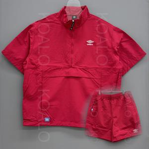 [국내백화점판] UMBRO 엄브로 25신상 클래식 반팔 스탠넥 아노락 셋업 세트 (레드) UQ223CWT42