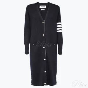 톰브라운 25FW 4바 스트라이프 밀라노스티치 메리노 울 롱 가디건 FKC289A 00014 415