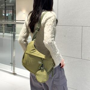 BRANDBAG 브랜드백 세련된 반달 디자인 가볍고 탄탄한 패브릭 원단 파우치가 달린 반달 크로스백 여성가방