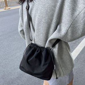 여성 데일리 숄더백 스포티한 숄더 겸 크로스 캐주얼 대용량 가방 나일론 여름 주름 물통 스포M2