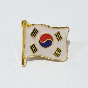한국 펄럭이는 태극기 브로치 뱃지 와펜 대한민국 국기 KOREA 외국인 선물 단체 집회 기념품