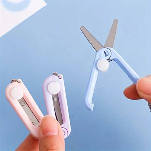 1pc 미니 휴대용 접는 가위 파스텔 색상의 크리 에이 티브 스테인레스 스틸 종이 절단 아트 프로젝트 사무실 학교 용품