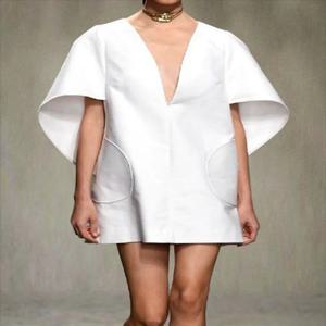 여성을위한 Yeezzi 패션 블랙 화이트 컬러 짧은 드레스 2025 새로운 봄 깊은 v-목 하프 슬리브 느슨한 파티 파티 미니 드레스
