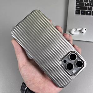 iPhone 16 14 15 13 Pro Max Plus 금속 버튼 충격 방지 하드 갑옷 커버 용 천연 티타늄 격자 스트라이프 패턴 전화 케이스