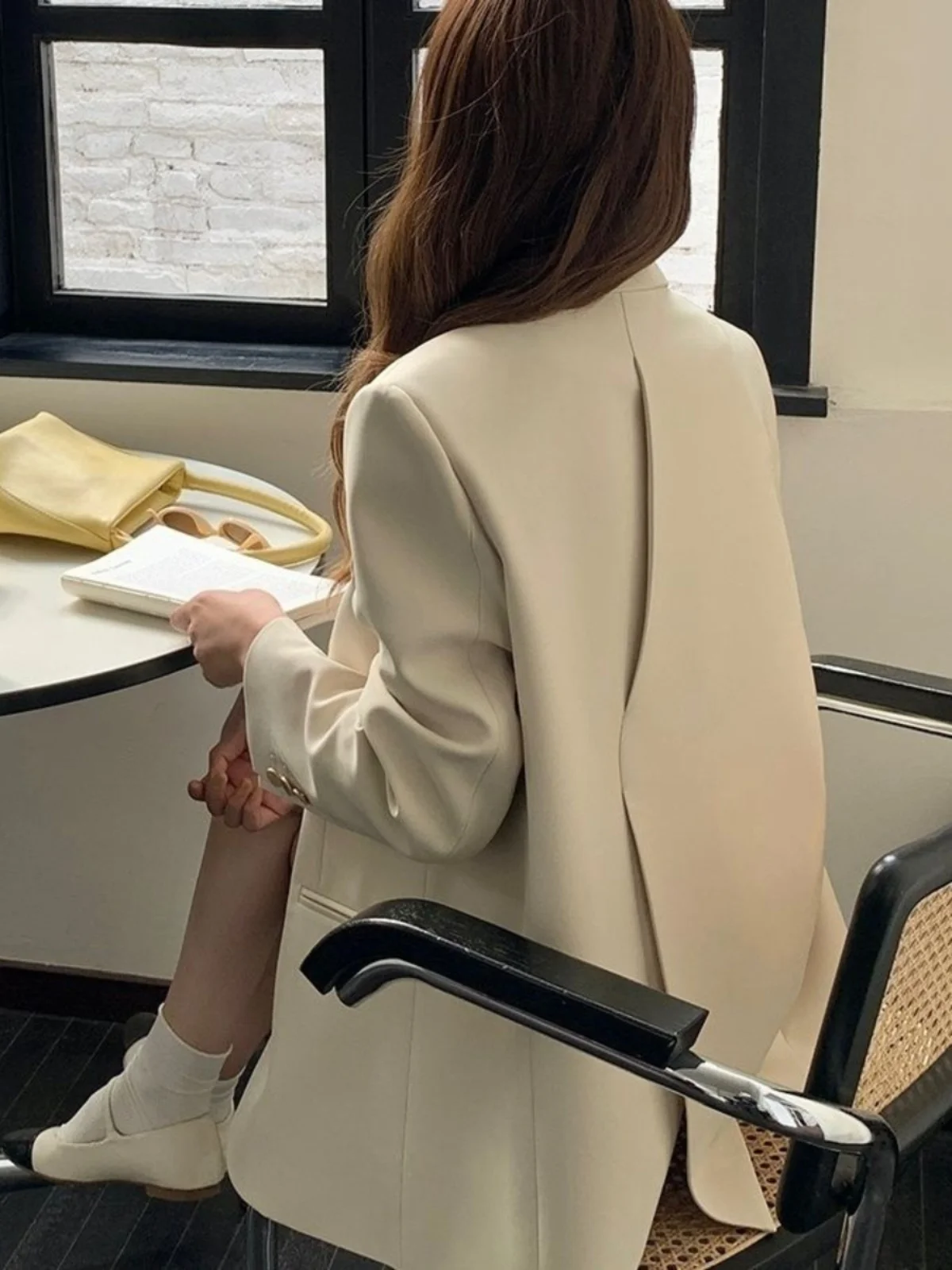 캐주얼 여성 스몰 테일러드 자켓 봄 가을 한국 스타일 백 슬릿 독특한 디자인 칼라리스 다목적 트렌디 탑