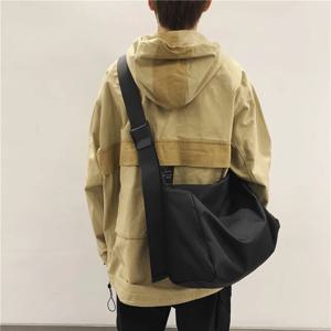 대용량 크로스백 남성 캐주얼 스타일 나일론 소재 지퍼 잠금 만두 모양 소프트 핸들 청소년용