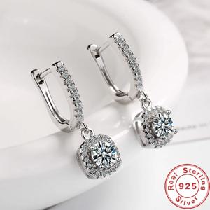 여성을위한 2CT Moissanite Huggie 후프 귀걸이 실험실 만든 다이아몬드 925 스털링 실버 Dainty Hoop Dangle 귀걸이 파인 쥬얼리