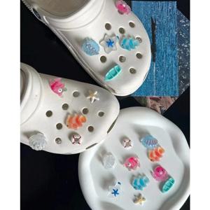 10pcs 빛나는 쉘 해양 동물 신발 매력 샌들 신발 장식 슬리퍼 액세서리 여자 구멍 신발 DIY 선물