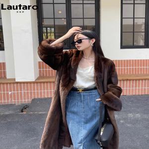 Lautaro 겨울 긴 빈티지 우아한 럭셔리 세련된 두꺼운 따뜻한 부드러운 갈색 푹신한 가짜 밍크 모피 코트 여성 브이 넥 모피 오버 코트 2023