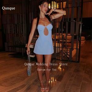 Qunque 짧은 하늘색 칵테일 드레스, 새틴 민소매, 무릎 위 할로우 아웃 파티 클럽 가운, 맞춤형 드레스