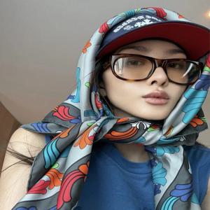 블루 산스크리트 크로스 펜던트 스카프 2405g 플로럴 바인 스트랩리스 한국 스타일 여름 햇빛 가리개 롱 직사각형 실크 스카프 (젊은 여성용)