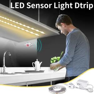 캐비닛 조명 아래 모션 센서 찬장 주방 침대 비상 야간 조명 유연한 LED 스트립 DC 12V 미국 EU 전원 어댑터