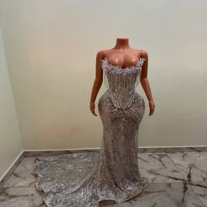 흑인 여자를위한 실버 인어 긴 댄스 파티 드레스 2025 파티를위한 코르셋 Strapless 스팽글 크리스탈 술 이브닝 가운 사용자 정의