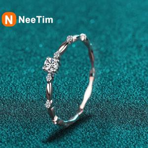 NeeTim D 컬러 VVS1 여성을위한 Moissanite 반지 Certificete 925 스털링 실버 약혼 반지 선물과 웨딩 파인 Jewely