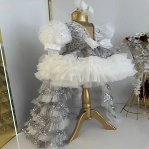 결혼식을위한 맞춤형 흰색 꽃의 소녀 드레스 계층화 된 깃털 Tulle Sequins 활 생일 파티 첫 성찬식 가운