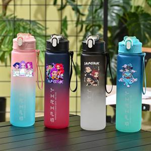 800ML KPop Demon Hunteres 빨대가있는 물병 만화 애니메이션 그래픽 인쇄 야외 휴대용 스포츠 병 생일 파티 선물