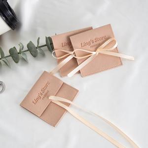 50Pcs 사용자 정의 로고 절묘한 보석 마이크로 화이버 Bowknot 가방 봉투 리본 파우치 결혼식 호의 선물 사탕 초콜릿 포장