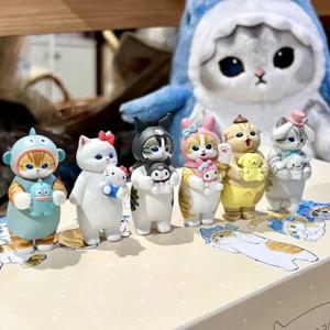 모푸산즈 고양이 랜덤박스 장난감, 산리오 캐릭터 옷을 입고 귀여운 쿠로미, 시나모롤, 헬로키티를 들고 있는 수집용 장식품