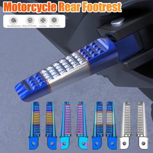 1 쌍 발 페그 미끄럼 방지 발은 Yamaha 용 Honda Phantom 150 CB190R 용 Pegs 알루미늄 합금 오토바이 후면 발판에 달려 있습니다.