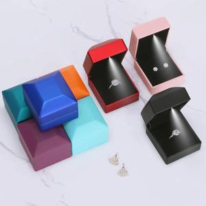 LED 라이트 링 박스 약혼 제안 웨딩 럭셔리 선물 상자 발렌타인 데이 기념일 크리스마스를위한 레드 와인 링 케이스