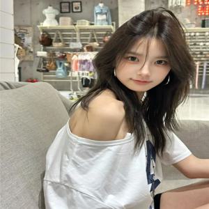 화이트 아메리칸 스타일 84 레터 프린트 사선 칼라 어깨 노출 반팔 티셔츠 여성 여름 아메리칸 레트로 루즈핏 베이직 탑