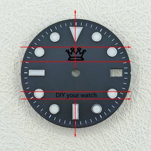 시계 다이얼에 로고를 맞춤 제작하거나 시계 케이스와 스트랩에 레이저 각인을 하세요.