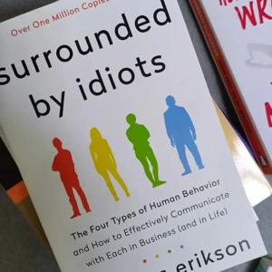 2025년 바보에게 둘러싸여 인간 행동의 네 가지 유형 by Thomas Erikson 영어 도서 베스트셀러 소설 Libros Livros
