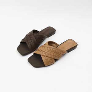 신난다슈 여성 뮬 슬리퍼 샌들 1cm 플랫 뮬 샌들 짜임 발편한 낮은굽 MRO257197