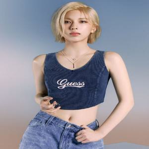 [게스] 여성 [NMIXX]V넥 빈티지로고 워싱 나시YP2K1442