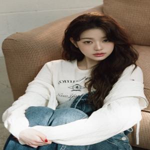 [장원영 착장]여성 배지로고 케이블 니트 후드 가디건 T32F0KCD31TWT1