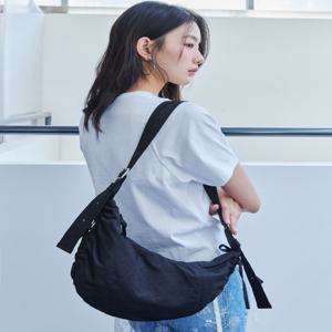 [보우백] 블랙 나일론 발레무드 리본 포인트 호보 크로스백 JABA5F251