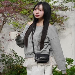 [SOHO] 블랙 락장식 소가죽 미니크로스백 JABA5F503