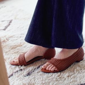 [리퍼브][정상가 139,000원] 3Colors 핸드메이드 위빙 언발란스 샌들 I KM397