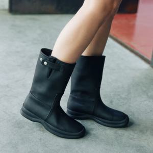 [리퍼브][정상가 155,000원] 핸드메이드 컵 솔 레인 와이드 미들 레인부츠 I KM203-M