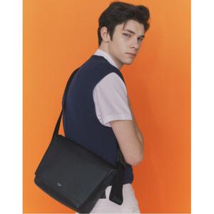 [헤지스ACC]HJBA2F770_[HASSENGER] 블랙 솔리드 로고장식 사피아노 메신저백