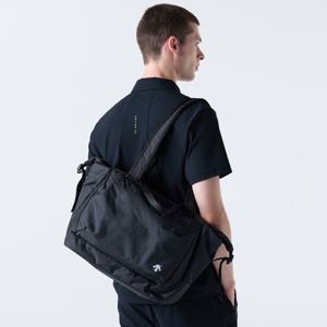 [데상트공식] 트래블 하이킹 보스턴백 (40L) SQ323UBG77