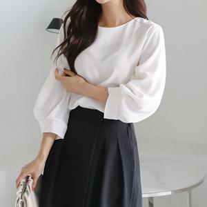 [바네사빈]소매꼬임 라운드넥 블라우스 v00332