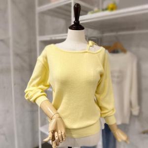페이지플린 F4AKN026A_언발 어깨 리본 니트