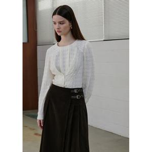 [에고이스트][HERITAGE] 레이스업 포인트 라운드넥 페미닌 볼륨 블라우스 (EQ4WB160)