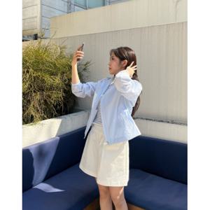 헤지스 여성 25SS 시즌오프경량 코튼 혼방 시어서커 하이넥 숏 점퍼 스카이블루 HSJU5B303B1