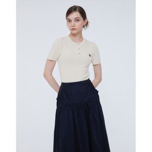질스튜어트 뉴욕 여성 24SS 50%세일베이지 버튼 로고 자수 반팔 니트 JSSW4B380I1