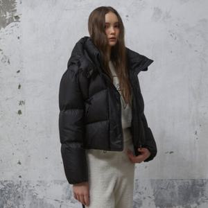 [에고이스트][BLUE LABEL] 볼륨 HOOD 레팅링자수 숏 다운점퍼 (EQ4ONZ01)