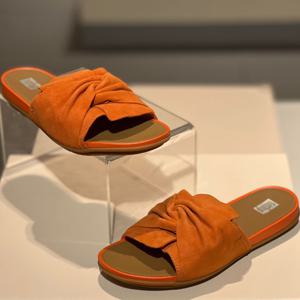 핏플랍 25S/S 그라시에 트위스트 스웨이드 여성 슬라이드 FFSO5E238O1 라이트오렌지