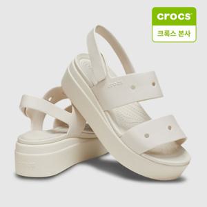 [크록스 본사] 크록스 브루클린 포 유 웨지 투 스트랩 샌들 스터코 여성용 (210676-160)