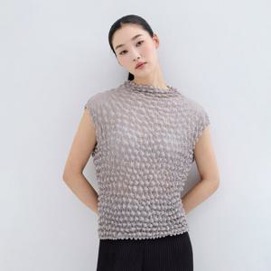 [플리츠미(여성)]엠보싱 반하이넥 슬리브리스 티셔츠_PPTSM025012