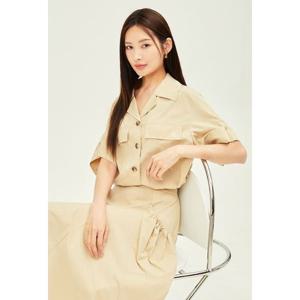[제이제이 지고트]스트링 오픈 칼라 크롭 블라우스 GP6A0BLR51